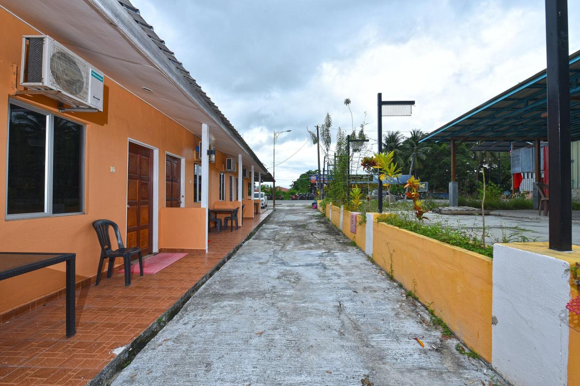 Oyo 90561 Awan Biru Motel Pantai Cenang  Eksteriør billede