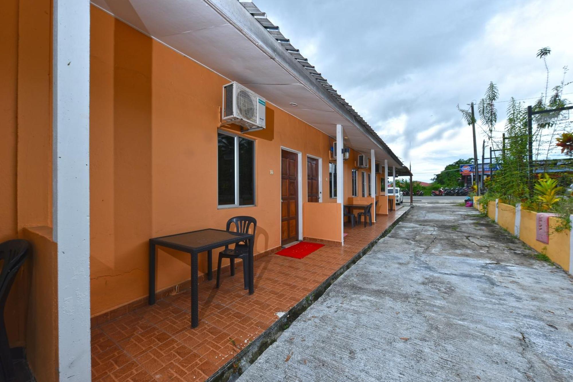 Oyo 90561 Awan Biru Motel Pantai Cenang  Eksteriør billede