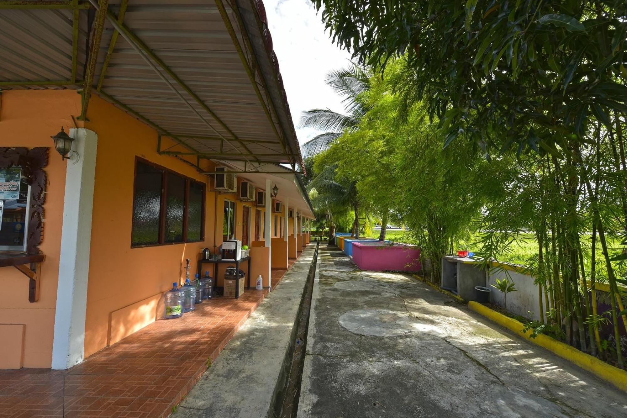 Oyo 90561 Awan Biru Motel Pantai Cenang  Eksteriør billede