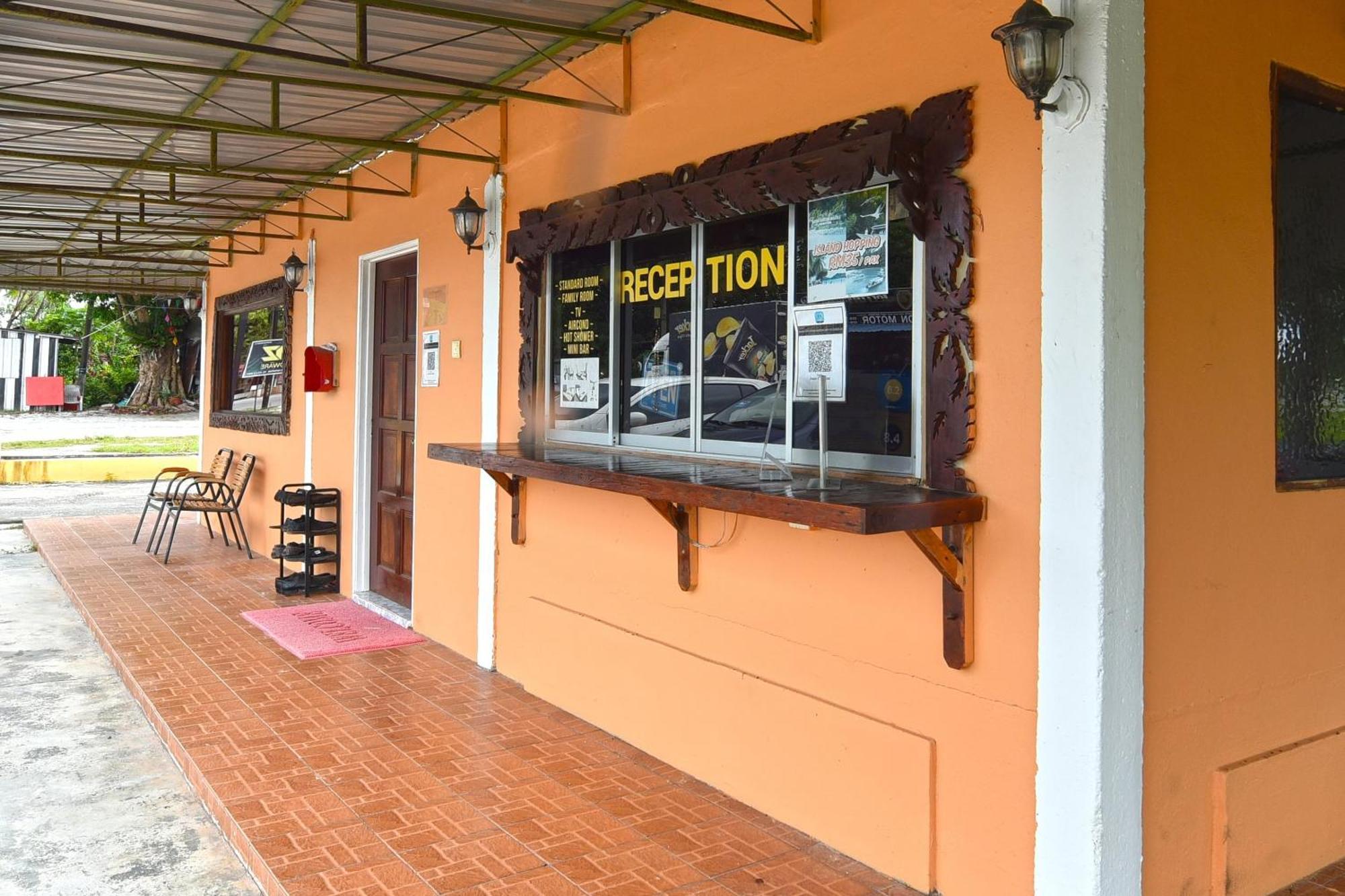 Oyo 90561 Awan Biru Motel Pantai Cenang  Eksteriør billede