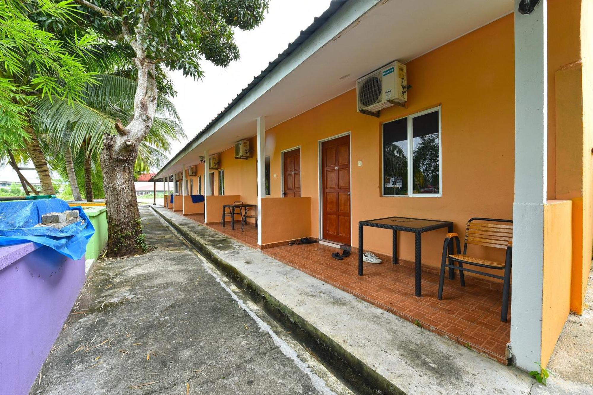Oyo 90561 Awan Biru Motel Pantai Cenang  Eksteriør billede
