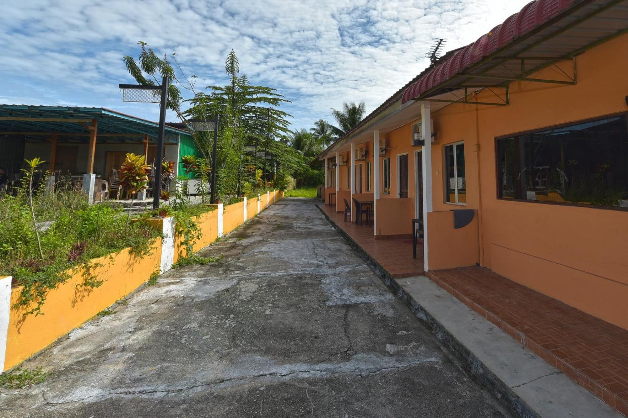 Oyo 90561 Awan Biru Motel Pantai Cenang  Eksteriør billede